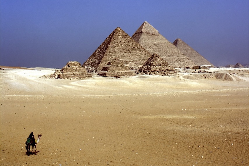 Persona encima de un camello en el desierto en egipto