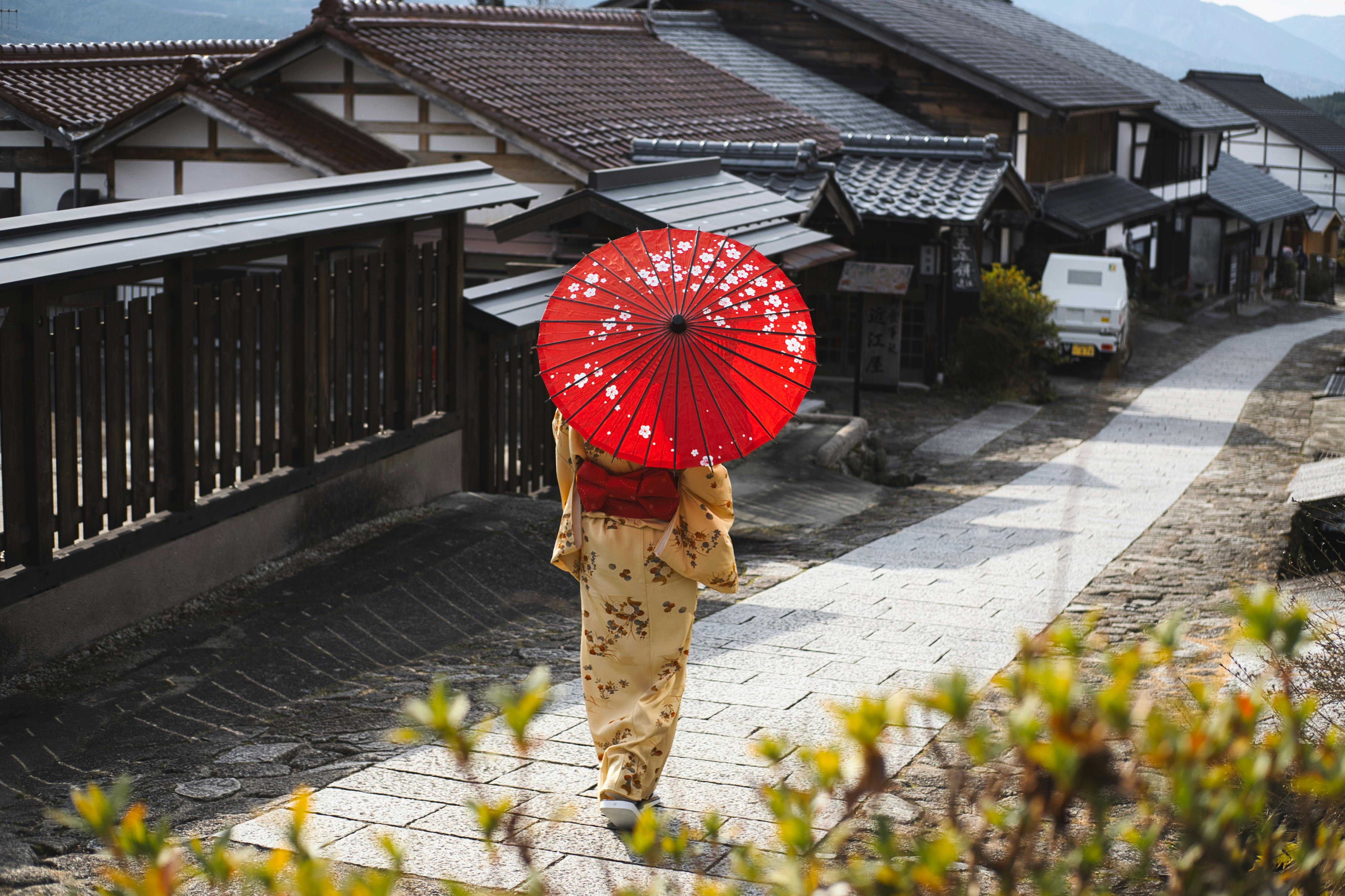 japonesa caminando con su traje típico en japón