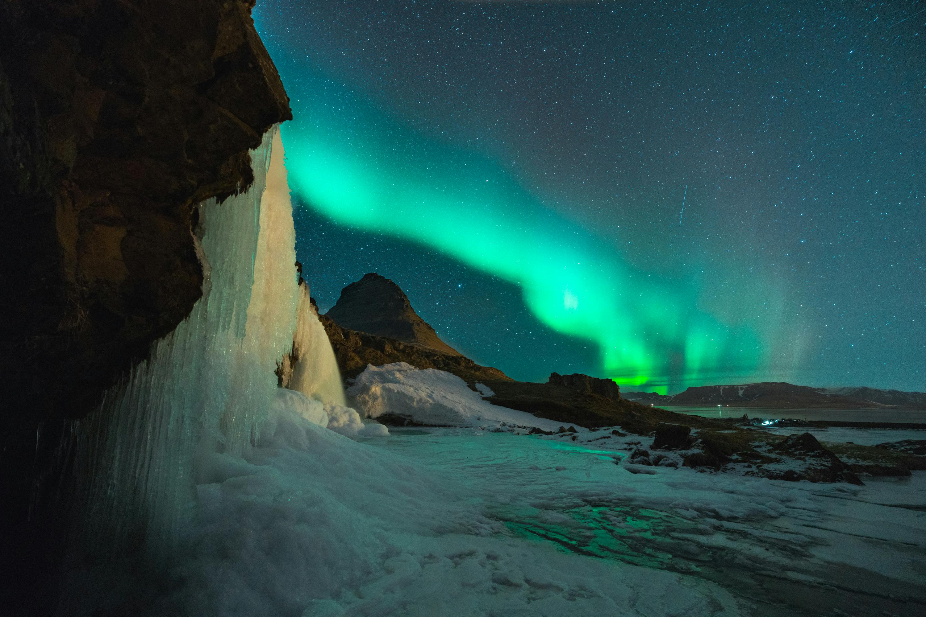Photo d'aurores boréales en Islande derrière une montagne